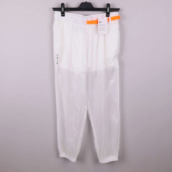 Vita byxor med resår och orange rem framifrån