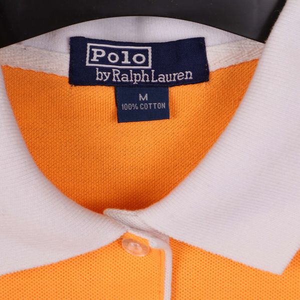 Närbild på etikett i kragen med Polo by Ralph Lauren