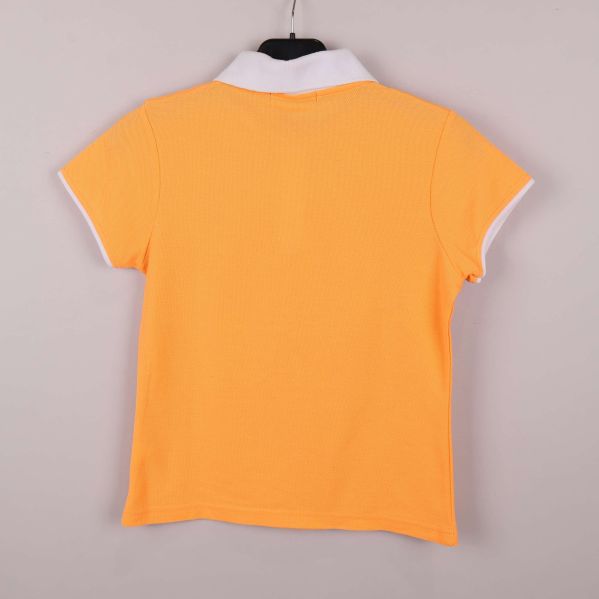 Aprikos pikétröja med vit krage sedd bakifrån