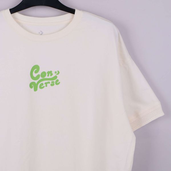 Detaljbild av bröstprintet med grön text