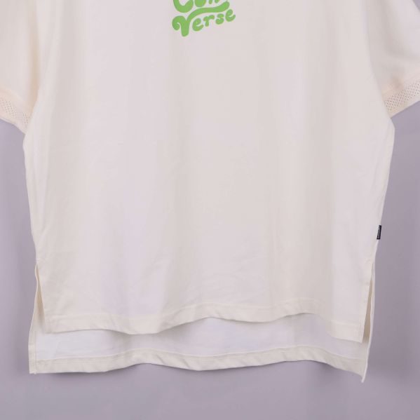 Nederkant av t-shirt med sidslitsar och dubbla lager