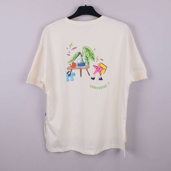 T-shirtens rygg med färgglatt grafiskt motiv och Converse-logga