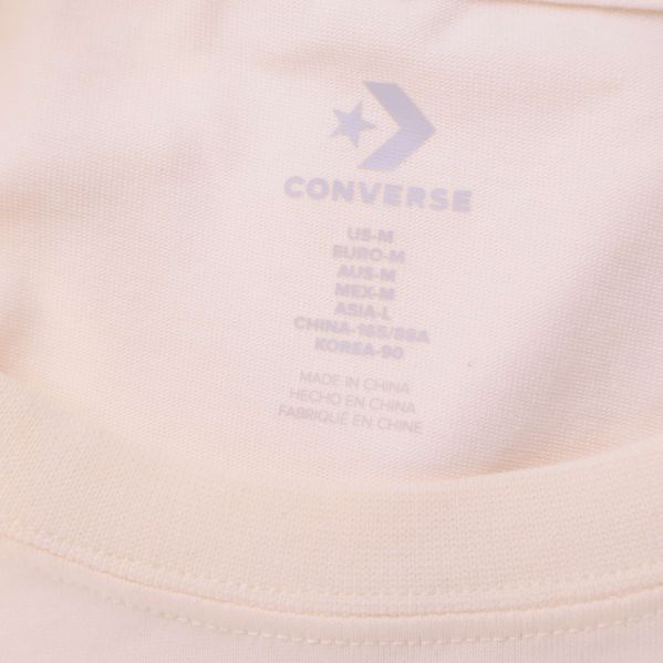 Närbild av Converse-logga inuti halsen