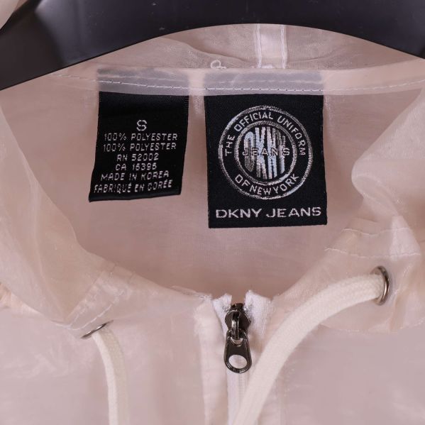 Närbild på etiketter i nacken med varumärke och materialinfo