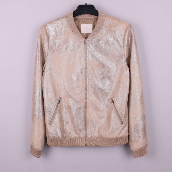 Ljusbeige glittrig bomberjacka på galge framifrån