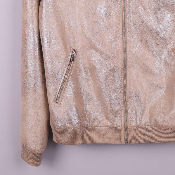 Närbild på ficka med dragkedja på beige jacka