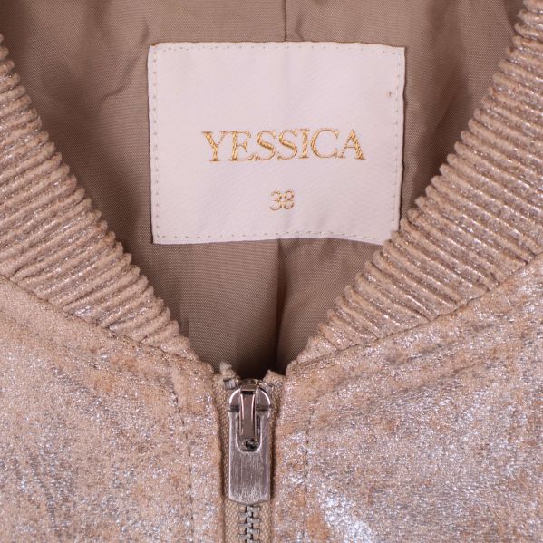 Närbild på Yessica-etikett och halskrage