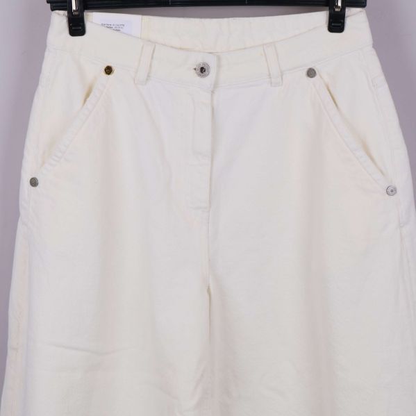 Närbild på benvidd och utsvängd passform i tyg