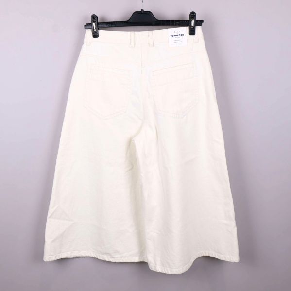 Närbild på knapp, fickor och tygstruktur framtill