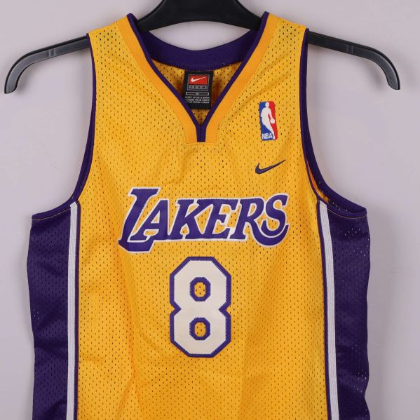 Detaljerad vy av Lakers-tryck, nummer och bröstlogo