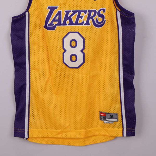 Nedre delen av basketlinne med storlekslapp M