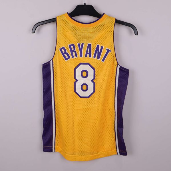Baksida av basketlinne med texten Bryant och nummer åtta