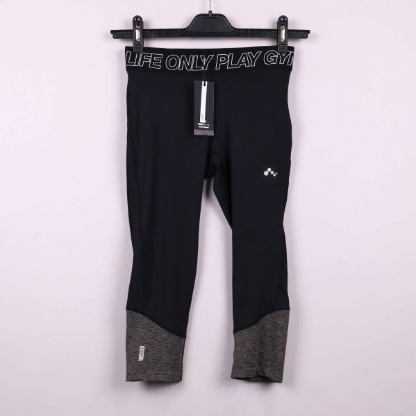 Svarta träningstights med gråa benslut framifrån