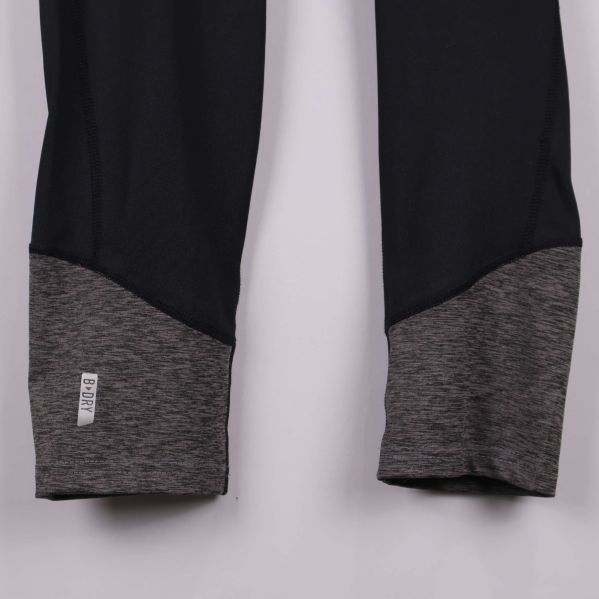 Gråmelerade benslut med sydd etikett i närbild