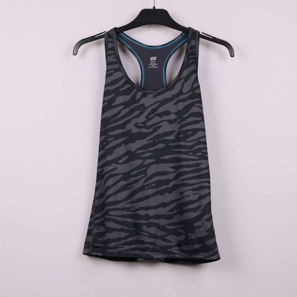 Sportlinne med svartgrått djurmönster på galge, framsida