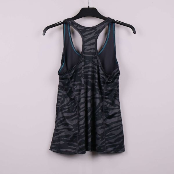 Sportlinne med svartgrått djurmönster på galge, baksida