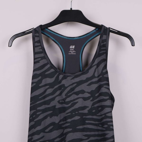 Övre delen av sportlinnet med synliga blå sömmar