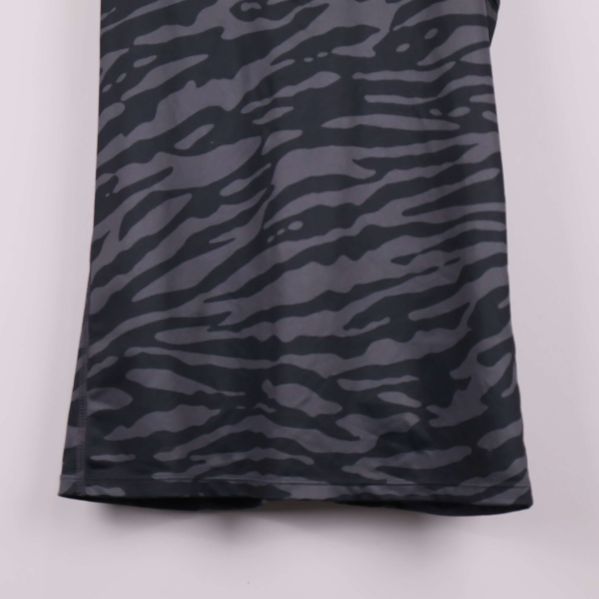 Nedre delen av sportlinnet med djurmönster