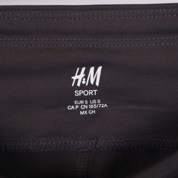 H&M Sport-logo och storleksmärkning i midjan