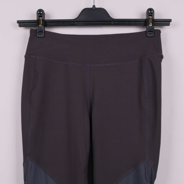 Närbild på midjan och överdel av träningstights