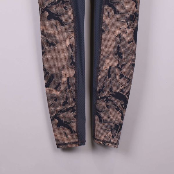 Närbild på mönstrad nederdel av ben på tights