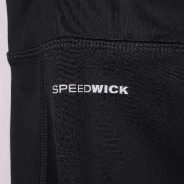 Detaljbild på nedre delen av benen med Reebok-logga