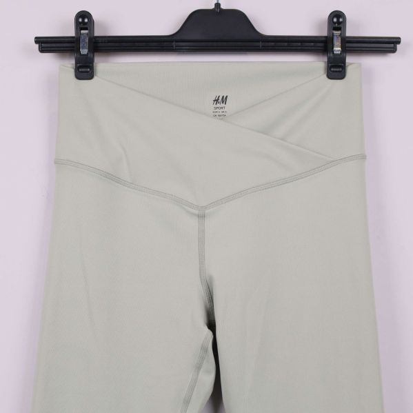 Midjedetalj och sömmar fram på ljusa leggings