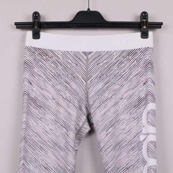 Detalj på tightsens överdel med vit linning