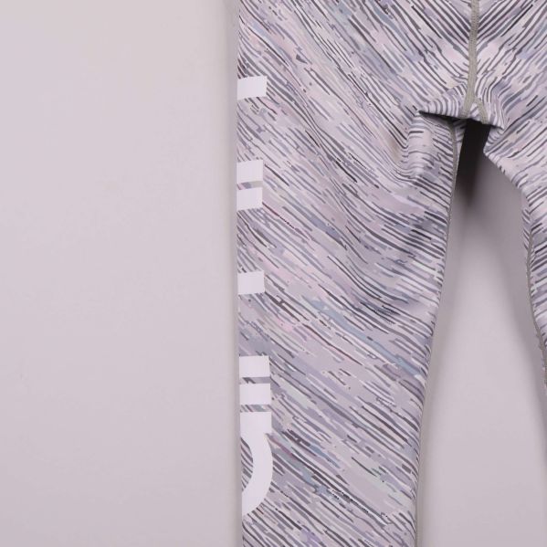 Detalj på tightsens ben med grafiskt tryck