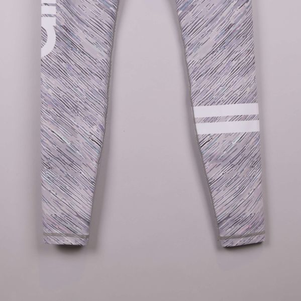 Nedre del av tights med dubbla vita streck på benet