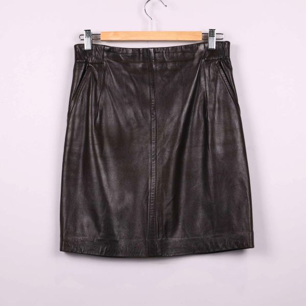 Brun skinnkjol bakifrån