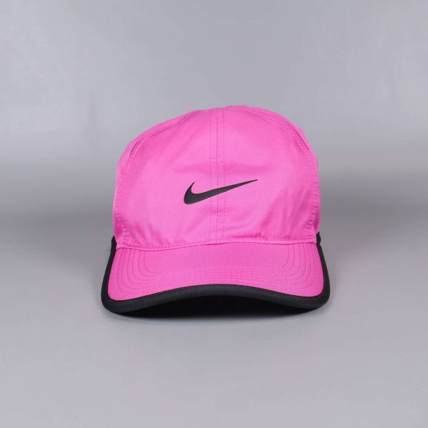 Nike-keps i rosa med svart sula sett framifrån