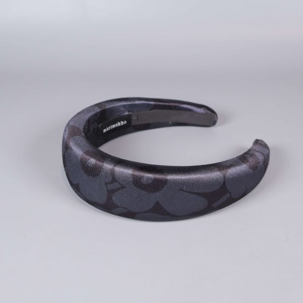 Brett hårband i svart med stora blommor