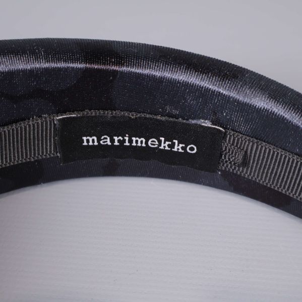 Insida av hårband med marimekko-logga på etikett