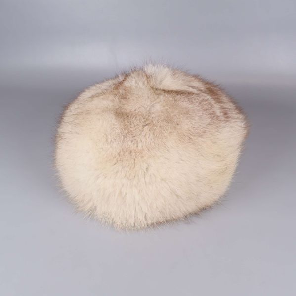 Mössas ovansida i ljus fluffig päls med mjuk struktur