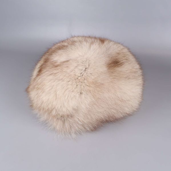 Sida av mössa i ljuspäls med naturlig färgskiftning