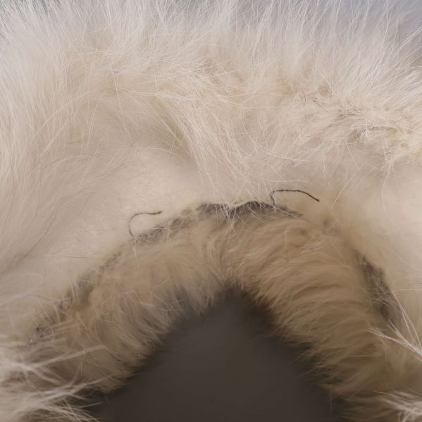 Insida av pälskrage med synlig söm och pälsfinish