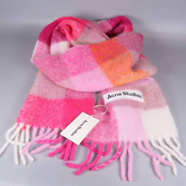 Halsduk med rutor i rosa, orange och vitt, prydd med fransar