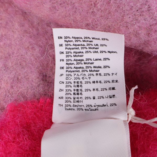 Materialetikett på halsduk med innehåll på flera språk