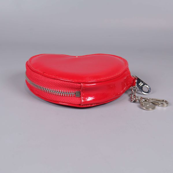 Platt vy av hjärtformat fodral med silverdragkedja