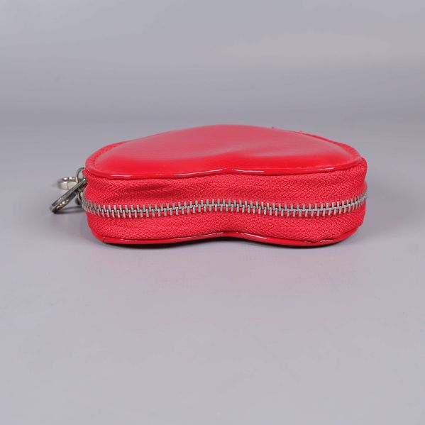 Baksida av rött hjärtformat fodral med dragkedja