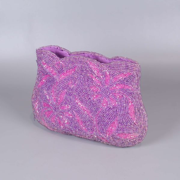 Lila kuvertväska med glittrande pärlbroderi och blommigt mönster