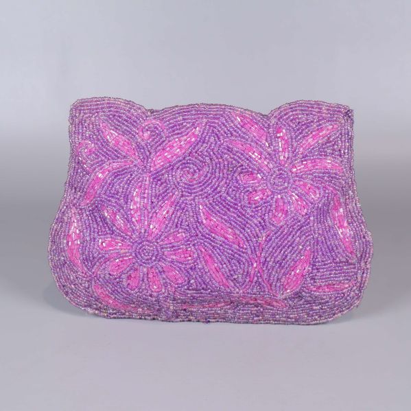 Framsida på lila väska med stora blommiga pärlmönster