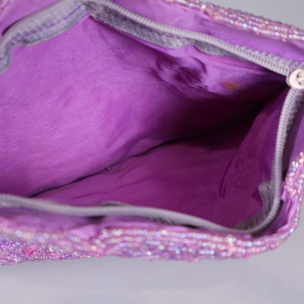 Närbild på väskans lila tygfoder och öppning