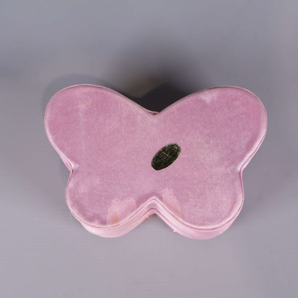 Undersidan av rosa fjärilsask utan dekorationer