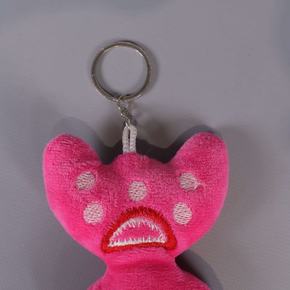 Närbild på rosa mjukisdjurs huvud med ring