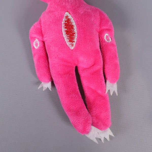 Mjukisdjurets kropp med broderade mönster och vita klor