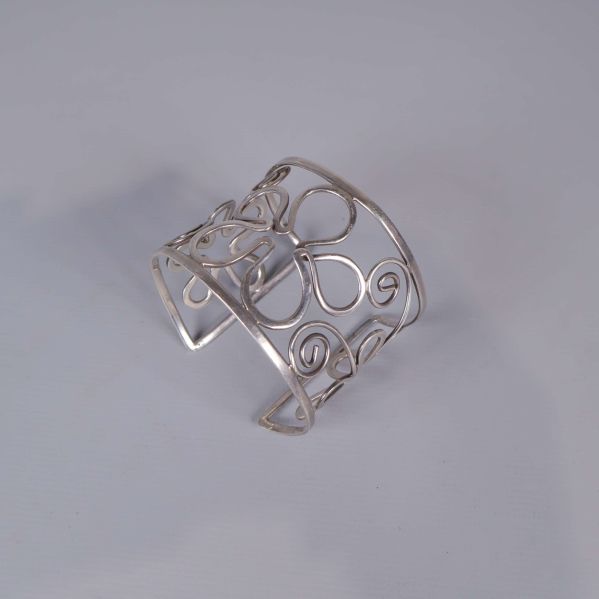 Bred armring i metalltråd med blommönster och öppen design