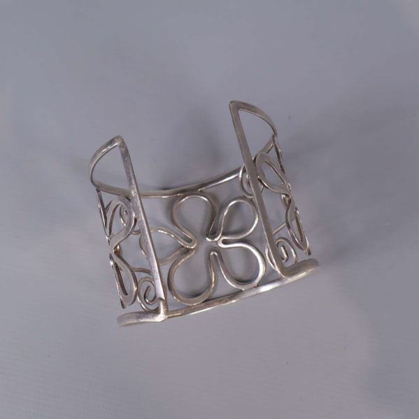 Armring sedd från sidan, visar blomformad framdel