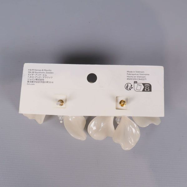 Baksida av örhängen med guldplatta och knappfäste